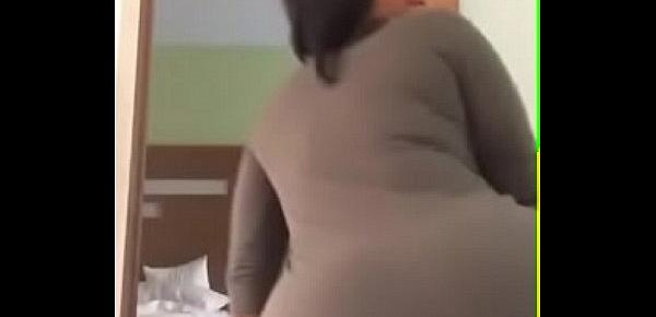  Sexy lady shaking her body